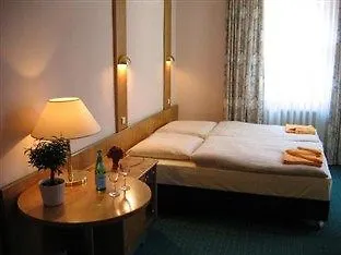 ホテル Altstadthotel Piazza ディンケルスビュール